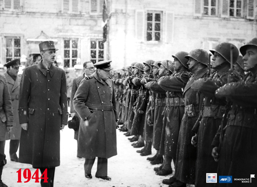 Winston Churchill, aux cts du Gnral, passe en revue les troupes franaises sur le front d'Alsace, en novembre 1944.