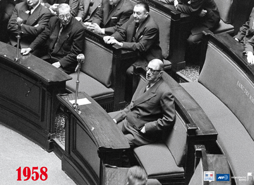 Solitaire, de Gaulle est assis au banc du gouvernement, le 2 juin 1958,  l'Assemble nationale