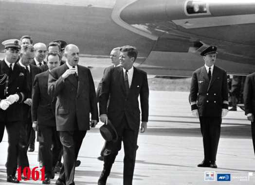 Le Gnral accueille le prsident amricain John Fitzgerald Kennedy, le 31 mai 1961,  sa descente d'avion  Orly.