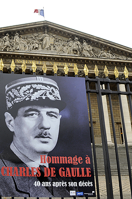 Photographie expose sur les grilles, devant la colonnade du Palais Bourbon : Hommage  Charles de Gaulle 40 ans aprs sondcs