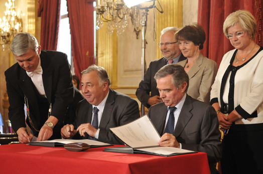 Les 10 ans de la Chane parlementaire (28 avril 2010) - Signature du renouvellement de la convention liant les deux assembles et relative aux relations entre LCP-Assemble nationale et Public Snat 