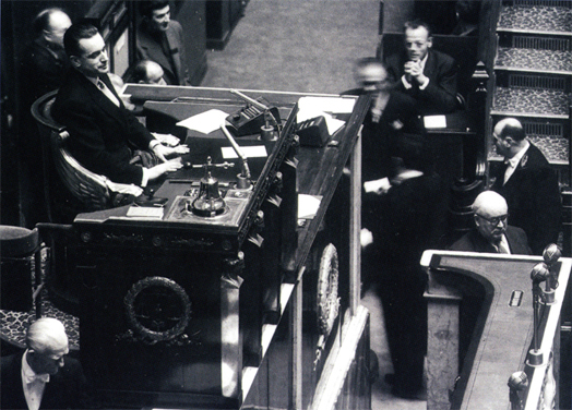 Assemblée nationale - Première séance de la première législature de la Cinquième République, 9 décembre 1958 - Jacques Chaban-Delmas au perchoir - © Roger-Viollet