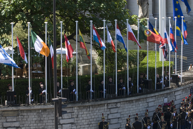 L'Assemble nationale pavoise aux couleurs de l'Europe et de tous les pays membres de l'Union europenne