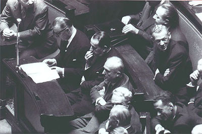Andr Malraux avec le Premier ministre, Georges Pompidou, sur les bancs de l'Assemble nationale le 22 avril 1962