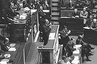 Le Premier ministre Georges Pompidou intervient  la tribune de l'Assemble nationale  Paris le 22 mai 1968 au cours du dbat sur la motion de censure dpose par l'opposition