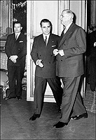 Jacques Chaban-Delmas, prsident de l'Assemble Nationale, accompagne le 25 Novembre 1964 le prsident de la Rpublique, le Gnral Charles de Gaulle lors de sa visite du Palais Bourbon et de l'htel de Lassay