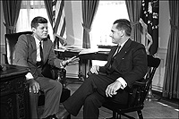 Jacques Chaban-Delmas s'entretient le 3 octobre 1961  la Maison Blanche  Washington, avec le prsident amricain John Fitzgerald Kennedy