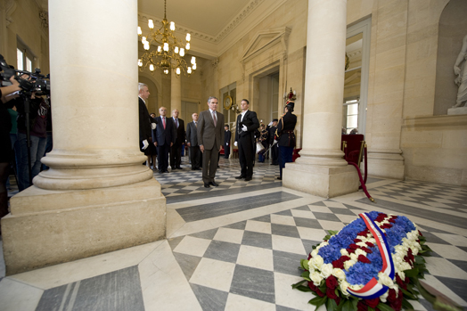 Dépôt de gerbe au monument aux morts par le Président Bernard Accoyer, 10 novembre 2010