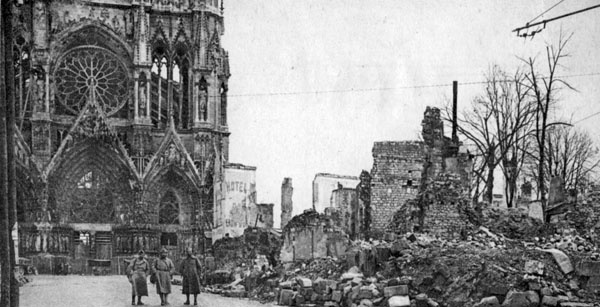 Reims. La place du Parvis après le bombardement.