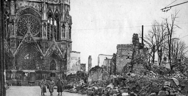 Reims. La place du Parvis apr�s le bombardement.
