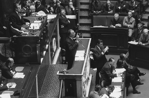 Fran�ois Mitterrand, d�put� PS, passe devant le banc du gouvernement lors de la premi�re s�ance de l'Assembl�e Nationale concernant les debats sur la motion de censure d�pos�e par les partis de l'opposition, le 21 mai 1968