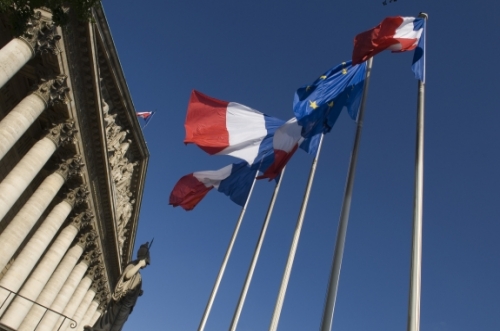 Drapeaux français et européen devant la colonnade - Source : Assemblée nationale