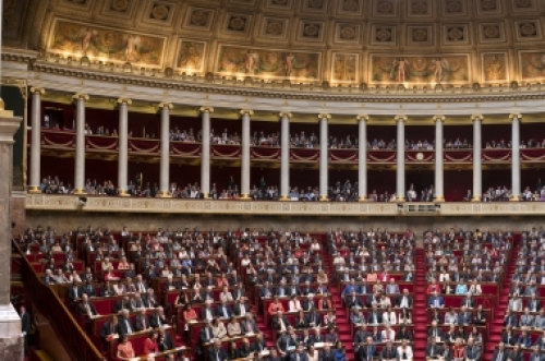 L'hémicycle plein photographié depuis derrière le fauteuil du président - Source : Assemblée nationale