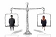 Un homme et une femme, de dos, chacun assis sur le plateau d'une balance à l'équilibre - Source : Thinkstock