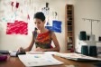 Jeune femme travaillant à sa table - Source: Thinkstock