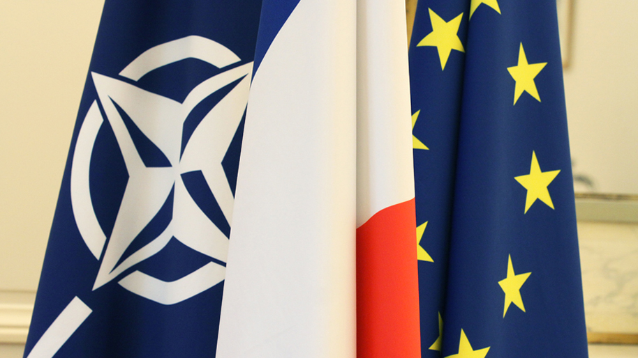 Drapeaux de l'Otan, de la France et de l'Union européenne 