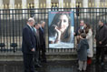 Le Prsident Jean-Louis Debr dvoile les photos d'Ingrid Betancourt et de Clara Rojas