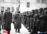 Winston Churchill, aux côtés du Général, passe en revue les troupes françaises sur le front d'Alsace en novembre 1944.