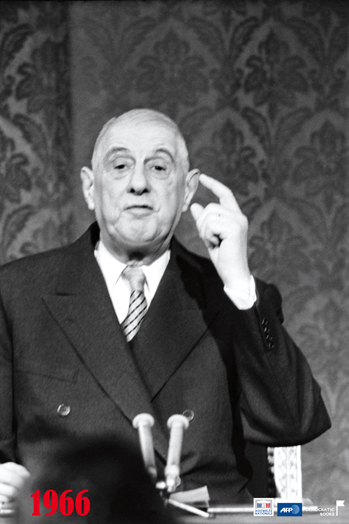 Saisi dans une de ses attitudes favorites, le Prsident tient  l'lyse la premire confrence de presse de son second mandat, le 21 fvrier 1966