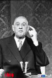 Saisi dans une de ses attitudes favorites, le Président tient à l'Élysée la première conférence de presse de son second mandat, le 21 février 1966