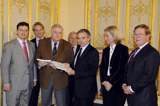 Remise du rapport de la Commission nationale de linformatique et des liberts (CNIL) par son Prsident, M. Alex Trk 