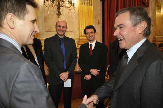 Le Prsident Bernard Accoyer et M. Xavier Patier, directeur des Journaux officiels et de La Documentation franaise