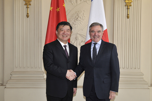 Assemble nationale - Entretien du Prsident de l'Assemble nationale, M. Bernard Accoyer avec M. Chen Zhu, ministre de la sant de la Rpublique populaire de Chine, jeudi 12 avril 2012