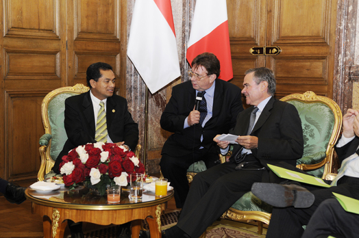 Assemble nationale - Entretien avec une dlgation du groupe parlementaire d’amiti Singapour - France du Parlement de la Rpublique de Singapour conduite par son Prsident, M. Zainudin Nordin, Mardi 27 octobre 2009