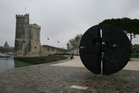 Hommage à Michel Crépeau à l'entrée du vieux port de La Rochelle