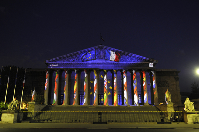 L'Assemblée nationale pavoisée aux couleurs de l'Europe et de tous les pays membres de l'Union européenne