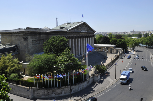 L'Assemble nationale pavoise aux couleurs de l'Europe et de tous les pays membres de l'Union europenne