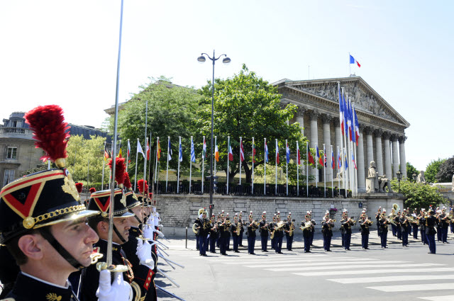 L'Assemble nationale pavoise aux couleurs de l'Europe et de tous les pays membres de l'Union europenne