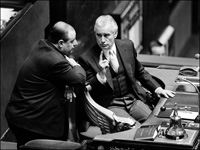 Jacques Chaban-Delmas, prsident de l'Assemble Nationale, s'entretient, le 16 mars 1979 au perchoir de l'Assemble Nationale, avec Raymond Barre, le Premier ministre de Valery Giscard d'Estaing