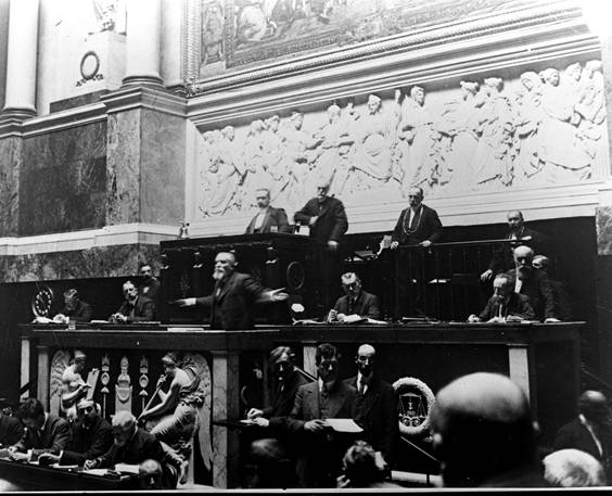 Jean Jaurès à la tribune des orateurs en juin 1913 contre la loi des Trois ans