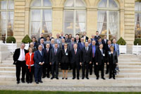 Photo de groupe avec M. Bernard Accoyer, Prsident de lAssemble nationale et M. Claude Birraux, dput, prsident de lOPECST