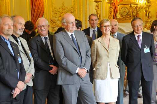 Hôtel de Lassay, au premier rang de gauche à droite : MM. Yvon Le Maho, Denis Jérôme, Christian Amatore, Jean-François Bach, Mme Dominique Meyer et M. Jean Salençon, Président de l’Académie des sciences