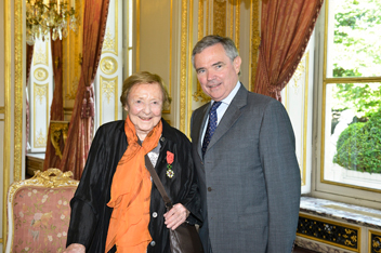 Bernard Accoyer a remis les insignes dOfficier de la Lgion dhonneur  Danile BREEM, ancienne journaliste de l'ORTF, d'Antenne 2 puis de France 2 -l mardi 29 mai 2012