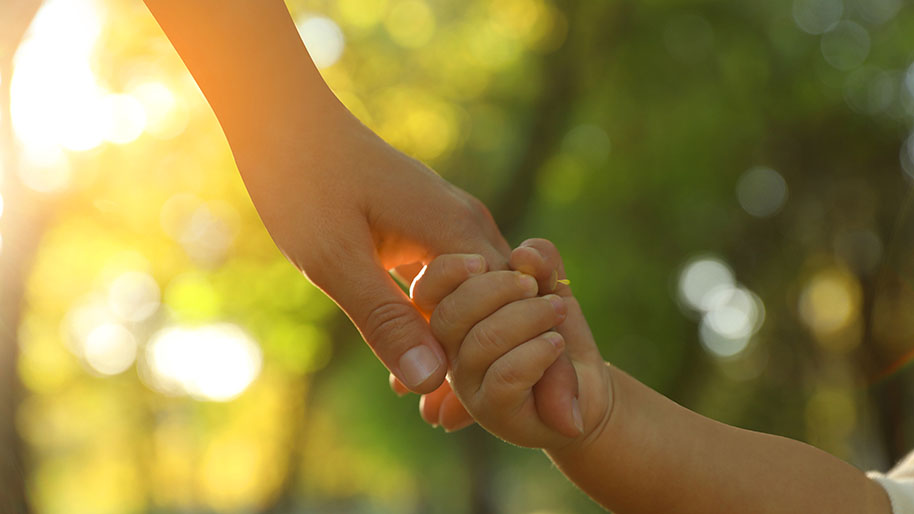 poignée de main mère enfant