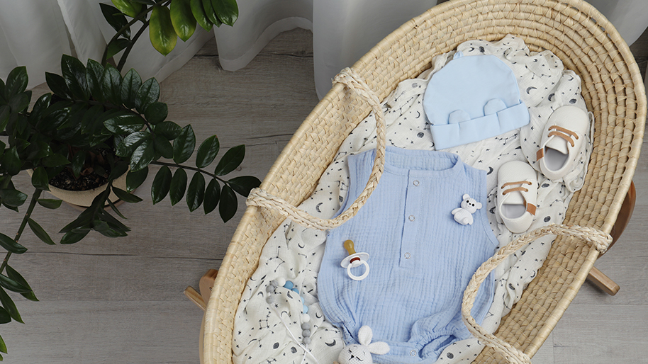 Vêtements pour bébé et accessoires dans un couffin