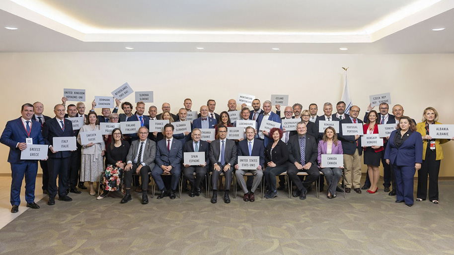 Photo de famille célébrant le 70e anniversaire de l’AP OTAN