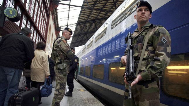 Mission Vigipirate : patrouille à la gare Saint Charles, à Marseille