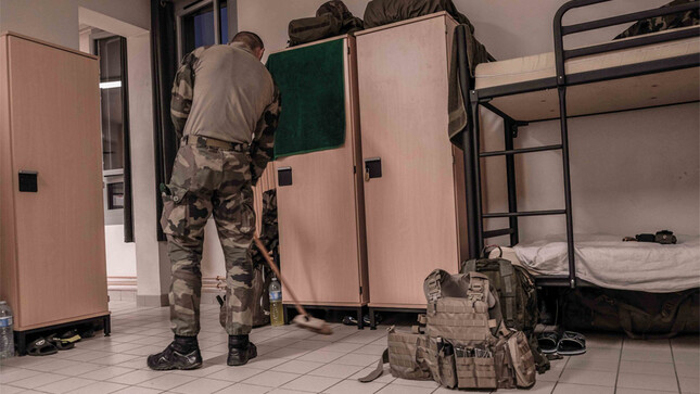Soldat du 2ème REP dans une chambre de la caserne de Vincennes