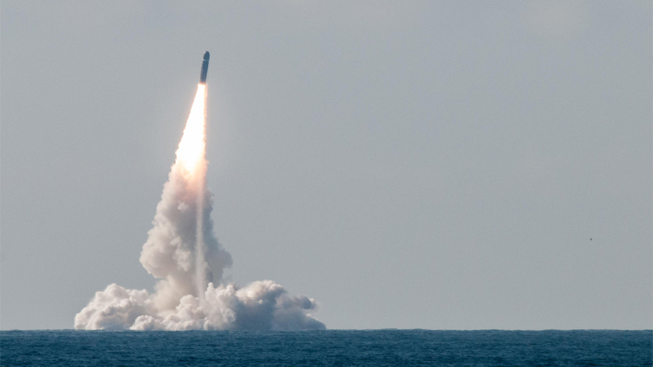 Tir d'un missile balistique stratégique M51 sans charge nucléaire depuis le sous-marin nucléaire lanceur d'engins le Terrible