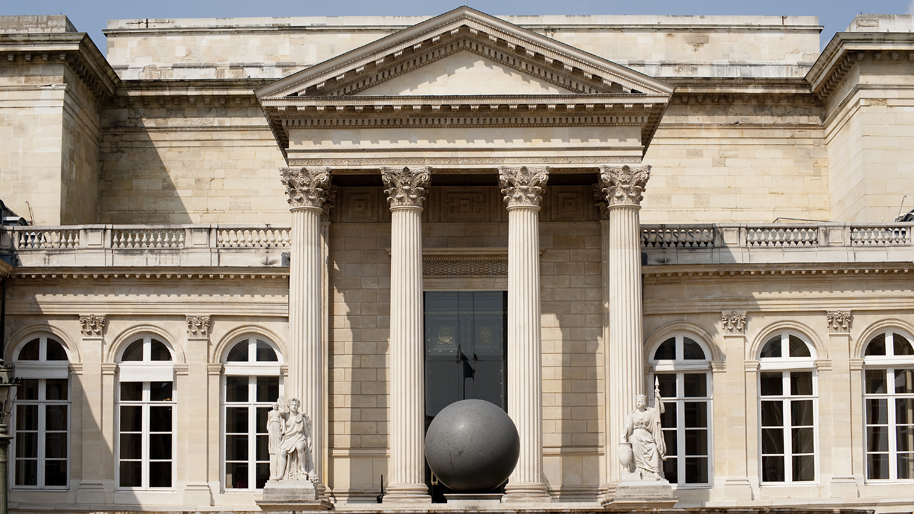 Cour d'honneur - boule, porte de bronze