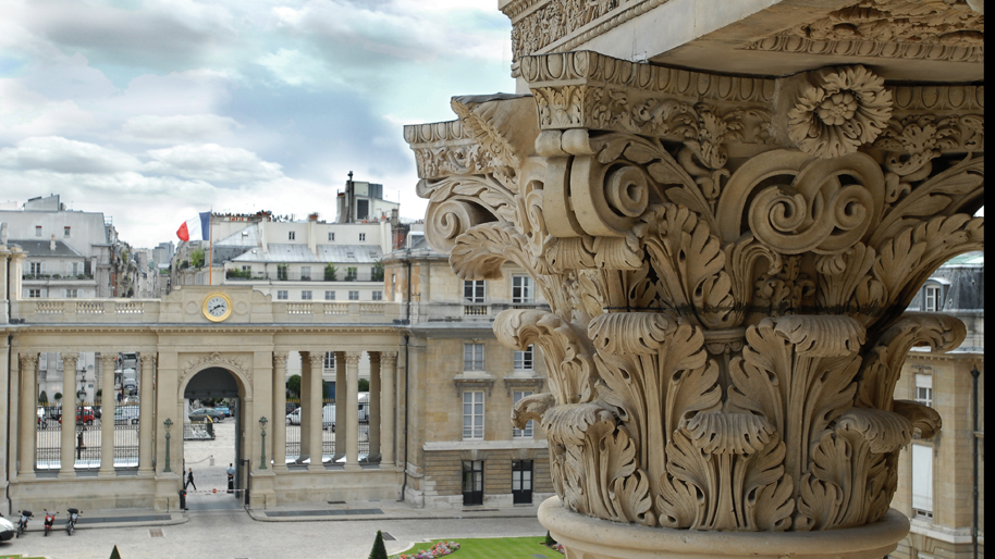 Cour d'honneur du Palais Bourbon - détail d'une colonne