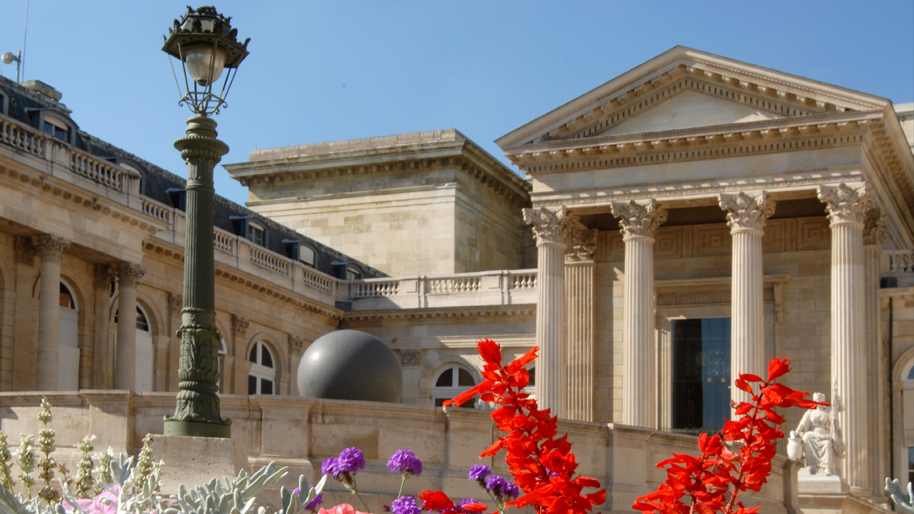 Cour d'honneur du Palais Bourbon - massif de fleurs rouges en premier plan