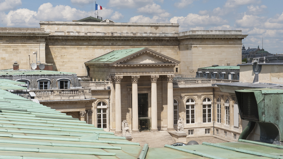 Vues des toits du Palais Bourbon - la Cour d'Honneur, la Porte du Bronze, le péristyle, la boule sphère du bicentenaire - drapeau