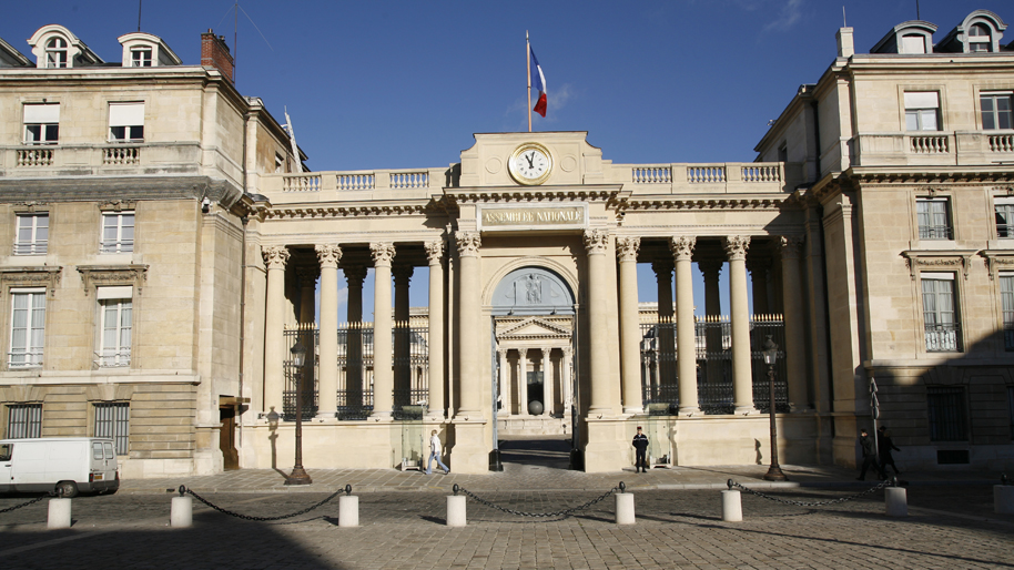 Façade 126 rue de l'Université vue depuis la place du Palais Bourbon