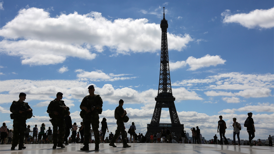 Opération sentinelle : patrouille de soldats sur l'esplanade du Trocadéro