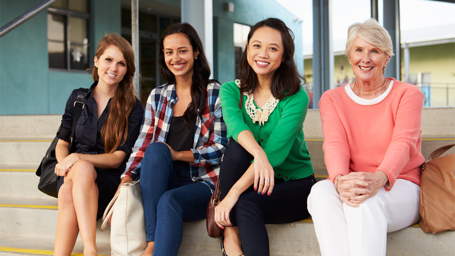 Femmes assises sur des marches